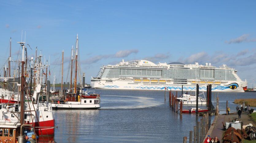 Ditzumer Hafen mit Aida 3_Klein