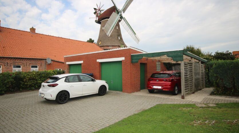 zwei Garagen und ein Carport
