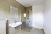 Badezimmer - Lichtdurchflutete 3-Zimmer-Dachgeschosswohnung – Neubau in Top-Zentrumslage