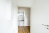 Blick in zum Badezimmer - Lichtdurchflutete 3-Zimmer-Dachgeschosswohnung – Neubau in Top-Zentrumslage