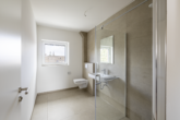 Badezimmer - Lichtdurchflutete 3-Zimmer-Dachgeschosswohnung – Neubau in Top-Zentrumslage