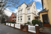 Straßenansicht - Renovierte Oberwohnung mit Balkon in alter Stadtvilla von Emden