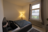 Schlafzimmer - Renovierte Oberwohnung mit Balkon in alter Stadtvilla von Emden