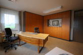 Repräsentative Gewerbeimmobilie mit Entwicklungspotenzial nahe Klinikneubau & Gewerbepark! - 6. Büro links