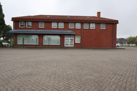 Repräsentative Gewerbeimmobilie mit Entwicklungspotenzial nahe Klinikneubau & Gewerbepark! - Ansicht Süden (39337)