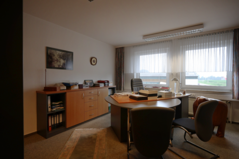 Repräsentative Gewerbeimmobilie mit Entwicklungspotenzial nahe Klinikneubau & Gewerbepark! - 3. Büro links (39344)