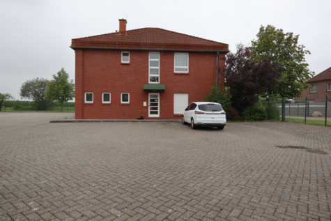 Repräsentative Gewerbeimmobilie mit Entwicklungspotenzial nahe Klinikneubau & Gewerbepark! - Ansicht Osten (39338)