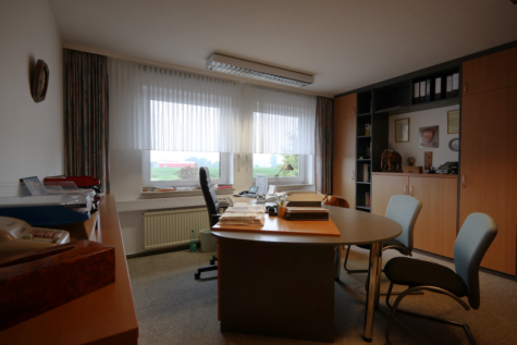 Repräsentative Gewerbeimmobilie mit Entwicklungspotenzial nahe Klinikneubau & Gewerbepark! - 4. Büro links (39343)