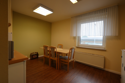 Repräsentative Gewerbeimmobilie mit Entwicklungspotenzial nahe Klinikneubau & Gewerbepark! - Aufentshaltsraum OG (39334)