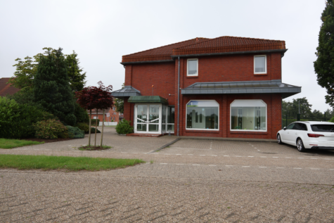 Repräsentative Gewerbeimmobilie mit Entwicklungspotenzial nahe Klinikneubau & Gewerbepark! - Ansicht Westen (39349)