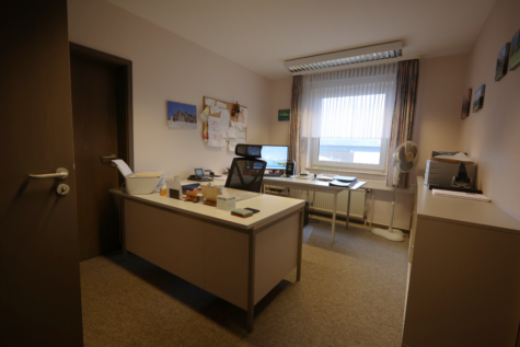 Repräsentative Gewerbeimmobilie mit Entwicklungspotenzial nahe Klinikneubau & Gewerbepark! - 5. Büro links (39342)