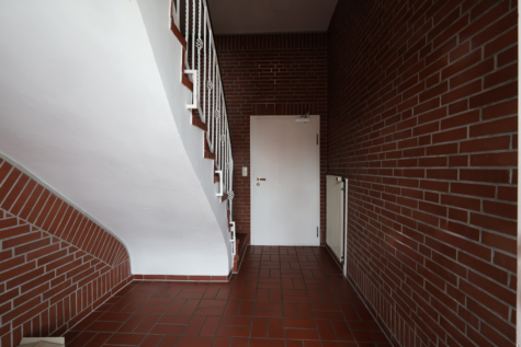 Repräsentative Gewerbeimmobilie mit Entwicklungspotenzial nahe Klinikneubau & Gewerbepark! - Flur unten (39327)