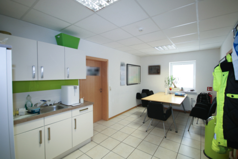 Gewerbehalle mit großer Freiflächen und Büroräumen – vielseitige Nutzungsmöglichkeiten! - Küche (38536)