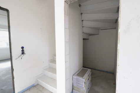 Neubau Doppelhaushälfte in ruhiger Sackgassenlage in Warsingsfehn - Treppe/Abstellraum (42808)