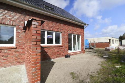 Neubau Doppelhaushälfte in ruhiger Sackgassenlage in Warsingsfehn - Terrasse (42802)