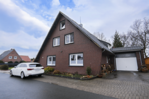 Kapitalanleger aufgepasst! Vermietetes Mehrfamilienhaus mit 3 Wohneinheiten in Wiekenlage - Straßenansicht (41603)