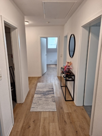 Neuwertige Dachgeschosswohnung mit Aufzug und Balkon im Zentrum von Warsingsfehn - Flur (35274)