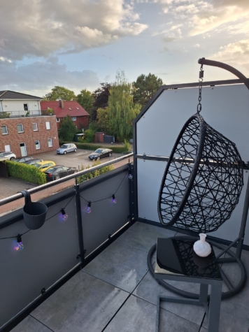 Neuwertige Dachgeschosswohnung mit Aufzug und Balkon im Zentrum von Warsingsfehn - Balkon (35275)