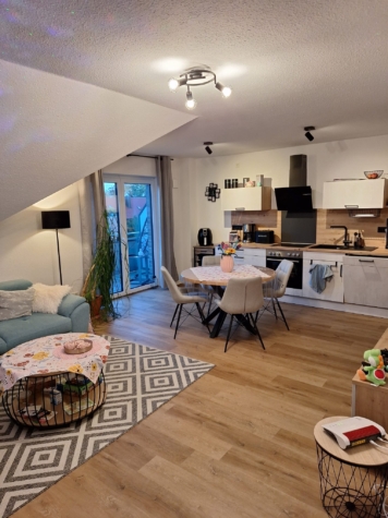 Neuwertige Dachgeschosswohnung mit Aufzug und Balkon im Zentrum von Warsingsfehn - Wohnen/Essen (35269)