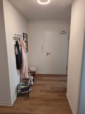 Neuwertige Dachgeschosswohnung mit Aufzug und Balkon im Zentrum von Warsingsfehn - Flur (35272)