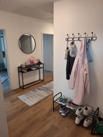 Neuwertige Dachgeschosswohnung mit Aufzug und Balkon im Zentrum von Warsingsfehn - Flur (35273)