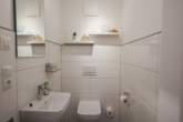 Gäste-WC - Exklusive Wohnlage – 3-Zimmerwohnung in einer Villa im 1. Obergeschoss mit Tiefgaragen-Stellplatz