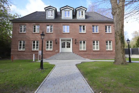 Exklusive Wohnlage – 3-Zimmerwohnung in einer Villa im 1. Obergeschoss mit Tiefgaragen-Stellplatz - Außenansicht (41008)