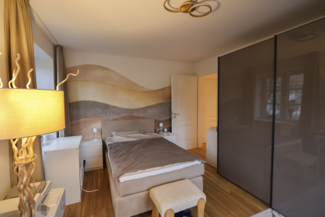 Exklusive Wohnlage – 3-Zimmerwohnung in einer Villa im 1. Obergeschoss mit Tiefgaragen-Stellplatz - Schlafzimmer (41001)