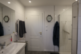 Badezimmer - Exklusive Wohnlage – 3-Zimmerwohnung in einer Villa im 1. Obergeschoss mit Tiefgaragen-Stellplatz