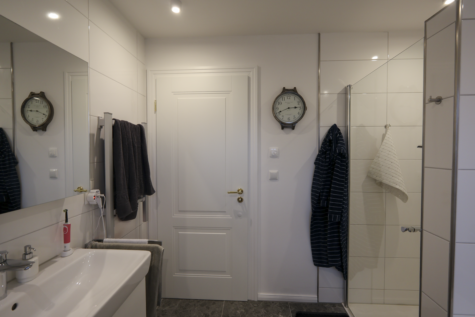 Exklusive Wohnlage – 3-Zimmerwohnung in einer Villa im 1. Obergeschoss mit Tiefgaragen-Stellplatz - Badezimmer (41005)