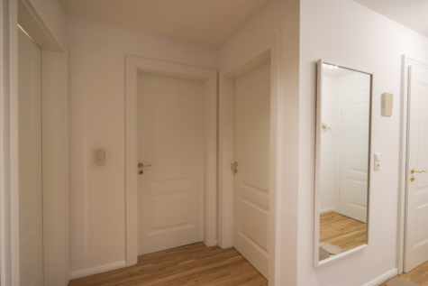 Exklusive Wohnlage – 3-Zimmerwohnung in einer Villa im 1. Obergeschoss mit Tiefgaragen-Stellplatz - Flur (41002)