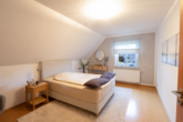 Schlafzimmer I mit angrenzender Ankleide - Ländlicher Wohntraum mit Top-Infrastruktur: Familienfreundliches Einfamilienhaus mit großem Garten