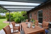 überdachte Terrasse (von der Küche aus zugänglich) - Ländlicher Wohntraum mit Top-Infrastruktur: Familienfreundliches Einfamilienhaus mit großem Garten
