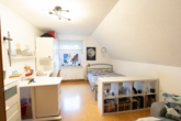 Schlafzimmer II - Ländlicher Wohntraum mit Top-Infrastruktur: Familienfreundliches Einfamilienhaus mit großem Garten