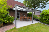 überdachte Terrasse (von der Küche aus zugänglich) - Ländlicher Wohntraum mit Top-Infrastruktur: Familienfreundliches Einfamilienhaus mit großem Garten