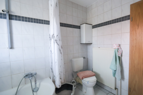 Kapitalanleger aufgepasst – vermietete Erdgeschosswohnung in einem 4-Familienhaus in Aurich-Walle! - Badezimmer - Ansicht 1 (35078)