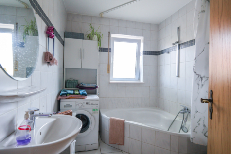 Kapitalanleger aufgepasst – vermietete Erdgeschosswohnung in einem 4-Familienhaus in Aurich-Walle! - Badezimmer - Ansicht 2 (35079)