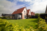 Blick auf Garten und Terrasse - Neuwertige Doppelhaushälfte in begehrtem Wohngebiet von Wiesmoor