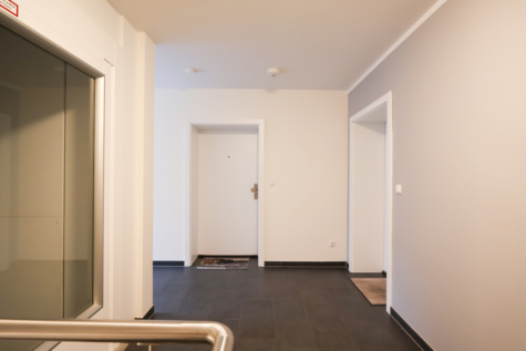 Neuwertige 2-Zimmerwohnung im 1. Obergeschoss mit Aufzug – direkte Innenstadtlage! - Treppenhaus mit Lift (40487)