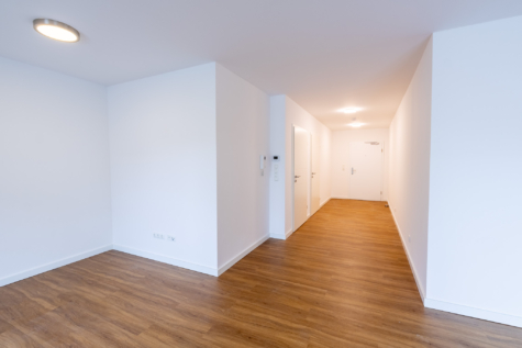 Neuwertige 2-Zimmerwohnung im 1. Obergeschoss mit Aufzug – direkte Innenstadtlage! - Blick zur Wohnungstür (42513)