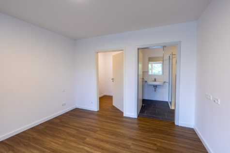 Neuwertige 2-Zimmerwohnung im 1. Obergeschoss mit Aufzug – direkte Innenstadtlage! - Schlafzimmer (42507)