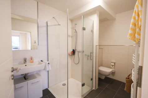 Neuwertige 2-Zimmerwohnung im 1. Obergeschoss mit Aufzug – direkte Innenstadtlage! - Badezimmer (40483)