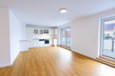 Wohnbereich mit Blick auf Balkon - Helle 2-Zimmer-Wohnung in Top-Zustand – direkt im Herzen der Stadt
