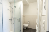 Badezimmer - Neuwertige 2-Zimmerwohnung im 1. Obergeschoss mit Aufzug – direkte Innenstadtlage!