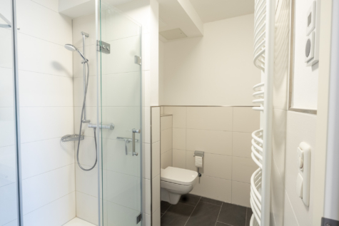 Neuwertige 2-Zimmerwohnung im 1. Obergeschoss mit Aufzug – direkte Innenstadtlage! - Badezimmer (42508)