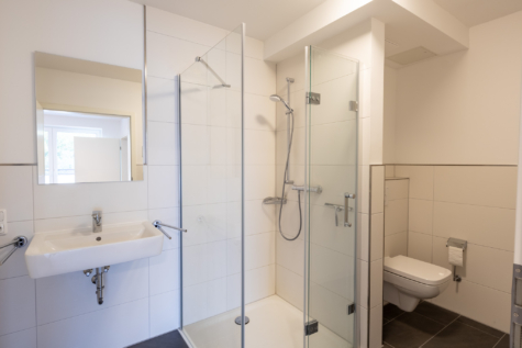 Neuwertige 2-Zimmerwohnung im 1. Obergeschoss mit Aufzug – direkte Innenstadtlage! - Badezimmer (42509)