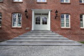 Charmante 2-Zimmerwohnung in einer Neubau-Villa mit Tiefgarage in zentraler Lage von Aurich - Eingangsportal