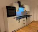 Küchenzeile - Neubau: Lichtdurchflutete 2-Zimmer-Wohnung im 1. Obergeschoss mit Aufzug