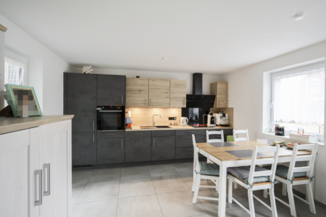 Neuwertige 2-Zimmer Erdgeschosswohnung mit Terrasse und Garten - Küche (42182)