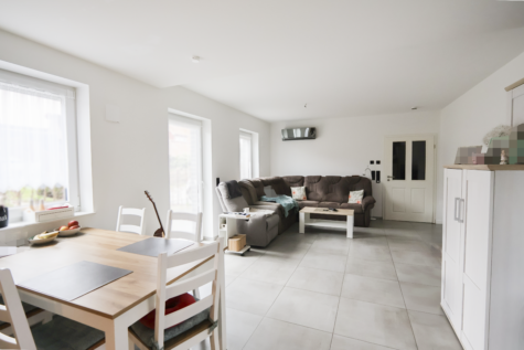 Neuwertige 2-Zimmer Erdgeschosswohnung mit Terrasse und Garten - Wohnraum (42181)